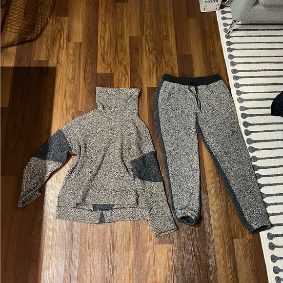 SET Alala Textured Retreat Boucle Knit cowl Sweater and Joggers - Picture 9 of 9